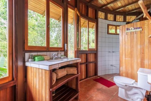 a bathroom with a sink and a toilet at Paradiselodge Jungleguesthouse in Platanillo