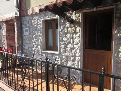 un edificio in pietra con recinto accanto a una porta di Disfruta Asturias desde mi casa ad Ardines