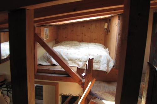 Chalet de Bébert في Conthey: غرفة نوم مع سرير بطابقين في كابينة