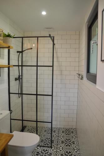 uma cabina de duche na casa de banho com WC em Lisia Górka - domek nad jez. Krosino - Głęboczek, poj Drawskie em Głęboczek