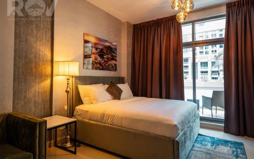 een hotelkamer met een bed en een raam bij Studio with Boulevard View in Dubai