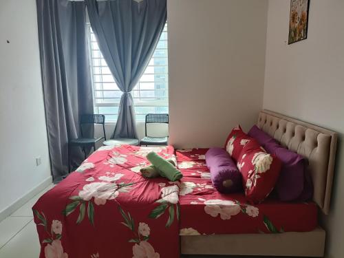 ein Bett mit zwei Teddybären, die darauf liegen in der Unterkunft Cikta Homestay at Southville City Savanna Suite in Kampong Tangkas
