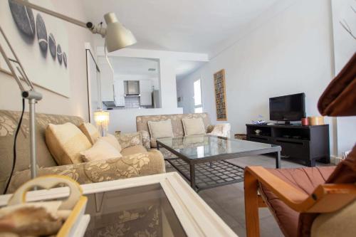 a living room with a couch and a table at Apartamento cerca del mar in Poris de Abona