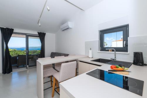 Køkken eller tekøkken på Apartmani Tona