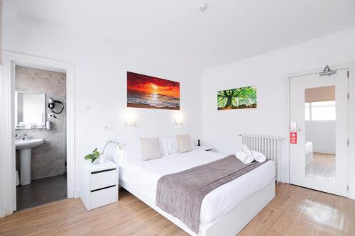 Ein Bett oder Betten in einem Zimmer der Unterkunft NeoMagna Madrid