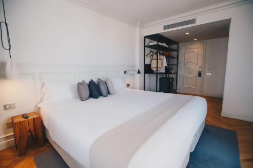 Dear Hotel Madrid Image