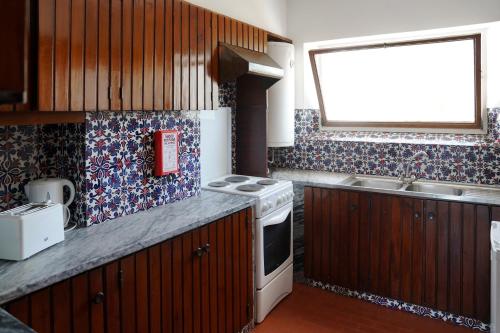 een keuken met een fornuis en een wastafel bij Cheerfulway Ouravista Apartamentos in Albufeira