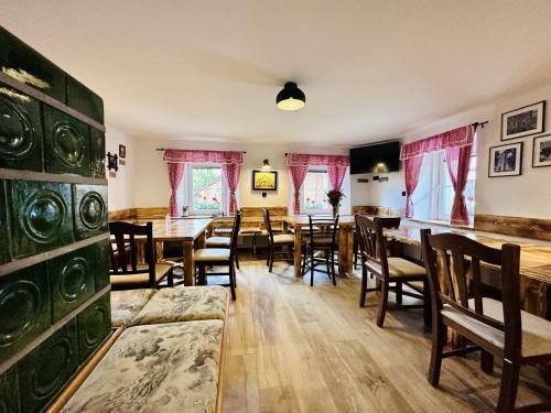 una sala da pranzo con tavoli e sedie in legno di Bajta Kroparica a Kropa