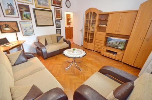 Una sala de estar con dos sofás y un televisor. en Central Art Oasis Kotor, en Kotor