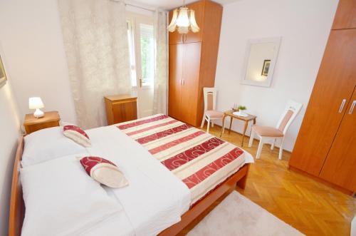 1 dormitorio con 1 cama, mesa y sillas en Central Art Oasis Kotor, en Kotor