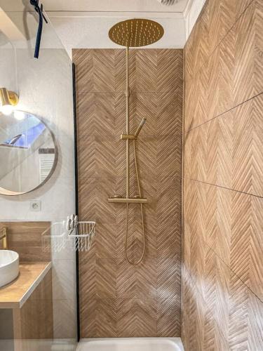 une douche avec une porte vitrée dans une salle de bain dans l'établissement La suite d'Aure, linge en option, à Vignec