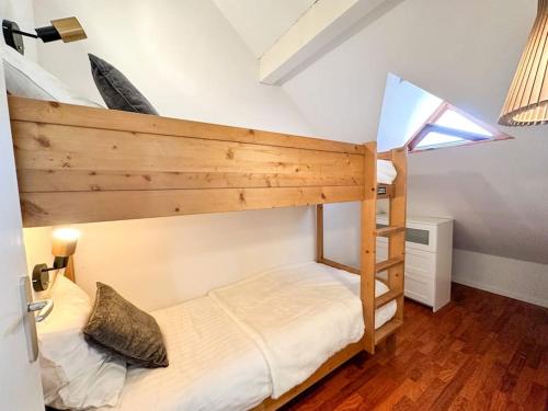 Ce lit superposé se trouve dans une petite chambre dotée d'une fenêtre. dans l'établissement La suite d'Aure, linge en option, à Vignec