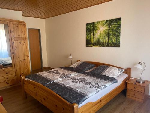 um quarto com uma cama com uma fotografia na parede em Pension Backfisch em Norden