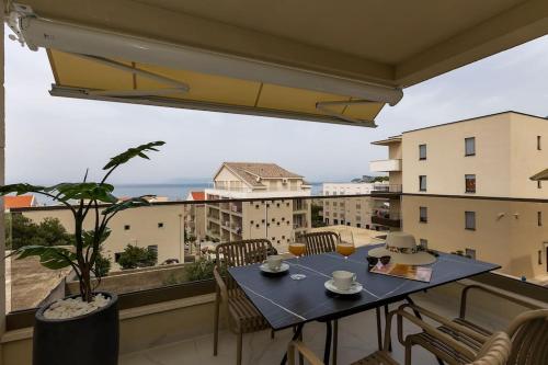 a table and chairs on a balcony with a view at Apartment Lea - Makarska Exklusiv in Tučepi