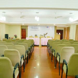 una habitación con filas de sillas y una tabla blanca en Kottaram Hotels Ottaplam en Palakkad