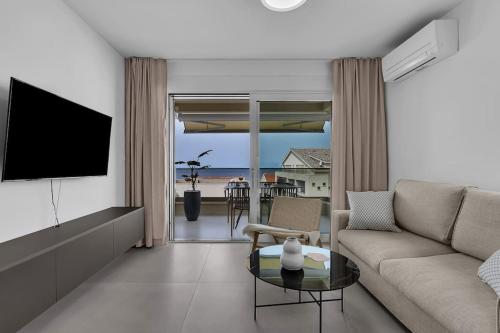 a living room with a couch and a television at Apartment Lea - Makarska Exklusiv in Tučepi