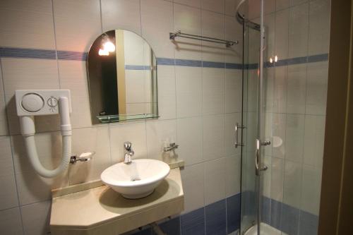 Bilik mandi di Creta Mare Hotel