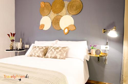 Spacious & Central Apartament في سانتياغو دي كومبوستيلا: غرفة نوم مع سرير مع قبعات على الحائط