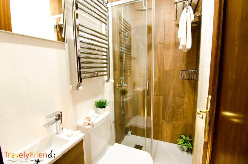 y baño con ducha, aseo y lavamanos. en Spacious & Central Apartament en Santiago de Compostela