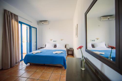 Un pat sau paturi într-o cameră la Iliana Hotel