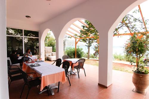 Taman di luar Creta Mare Hotel