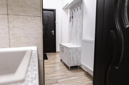 La salle de bains est pourvue d'une baignoire, d'un lavabo et d'un miroir. dans l'établissement Vilele Voineasa, à Voineasa