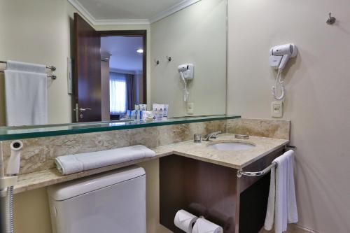 La salle de bains est pourvue d'un lavabo et d'un miroir. dans l'établissement Transamerica Prime International Plaza (Paulista), à São Paulo