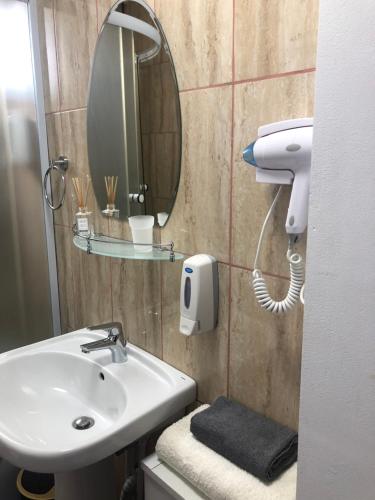 皮亞特拉尼亞姆茨的住宿－Vibe apartament，一间带水槽和镜子的浴室