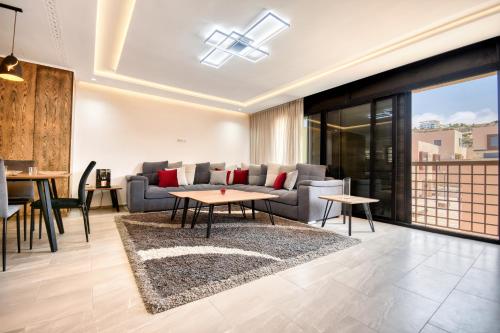 una sala de estar con un sofá y una mesa en Aya - Taghazout - T3 Duplex Luxe - 4 or 5 Px, en Taghazout
