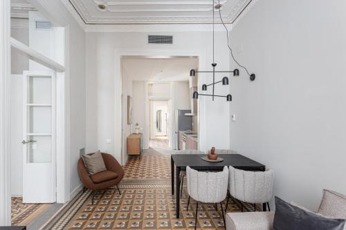 バルセロナにあるPremium 1 - 2 bedroom design apartments near Merce squareのダイニングルーム(テーブル、椅子付)