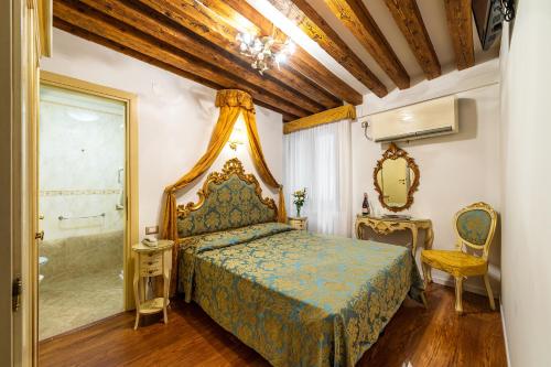a bedroom with a bed and a shower at Hotel Al Vagon in Venice