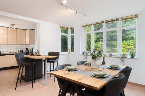 cocina y comedor con mesa y sillas en EasyWood modernes Apartment 4P by EasyHood, en Nottuln