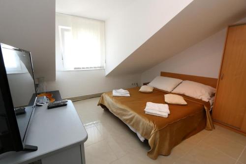 En eller flere senge i et værelse på Anamar Apartments