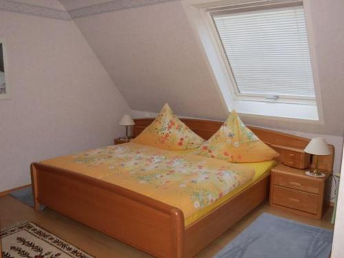 a bed in a room with a window at Ferienwohnung Yuan in Bruchweiler-Bärenbach