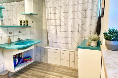 y baño con lavabo azul y ducha. en Worker suite in Niefern-Öschelbronn near Pforzheim, en Niefern-Öschelbronn