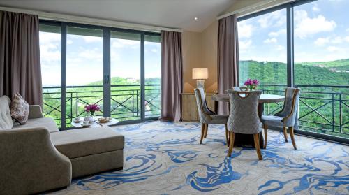 Nespecifikovaný výhled na hory nebo výhled na hory při pohledu z hotelu