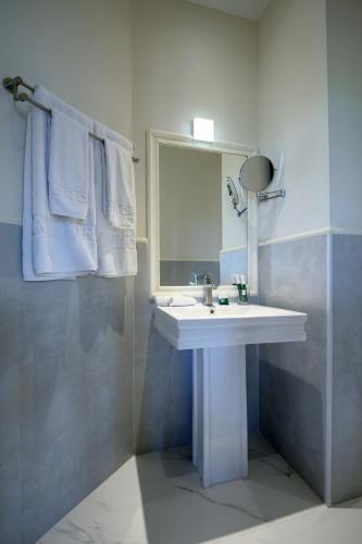  Aurora Resort Tsaghkadzor -  Room  picture :   Tea/Coffee maker    Shower    Bath                           