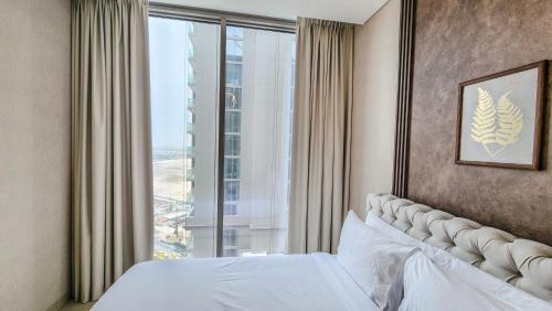 Postel nebo postele na pokoji v ubytování STAY BY LATINEM Luxury 1BR Holiday Home CVR B2810 near Burj Khalifa