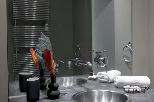 un comptoir de salle de bain avec un lavabo et un miroir dans l'établissement Alma Gallia 4 pers, à Cannes