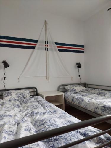 2 letti posti uno accanto all'altro in una camera da letto di Całoroczny dom Morska Laguna a Kopalino