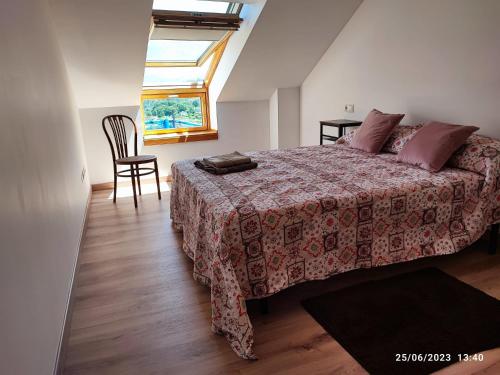 ein Schlafzimmer mit einem Bett, einem Stuhl und einem Fenster in der Unterkunft Mondariz Donde el Agua es Vida in Mondariz