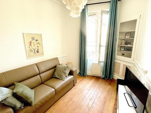 a living room with a couch and a window at Confortable 2 pièces au cœur de dreux #2 in Dreux