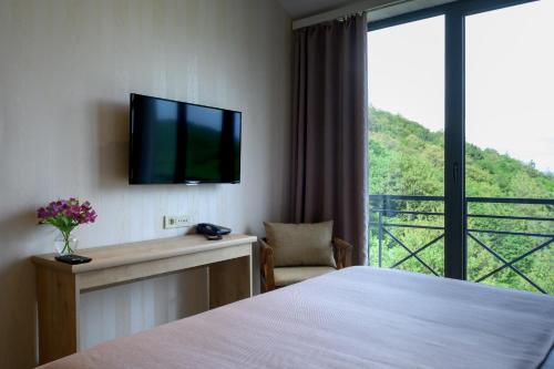  Aurora Resort Tsaghkadzor -  Room  picture :   Tea/Coffee maker    Shower    Bath                           