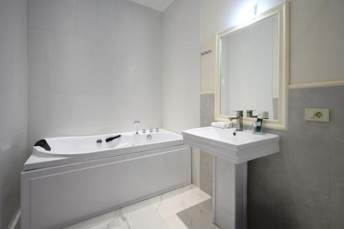  Aurora Resort Tsaghkadzor -  Room  picture :   Tea/Coffee maker    Shower    Bath                           