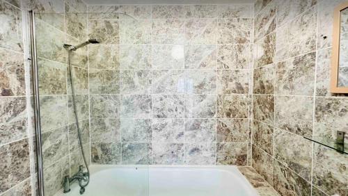 łazienka z wanną i prysznicem w obiekcie The pacific Hotel w mieście Clacton-on-Sea