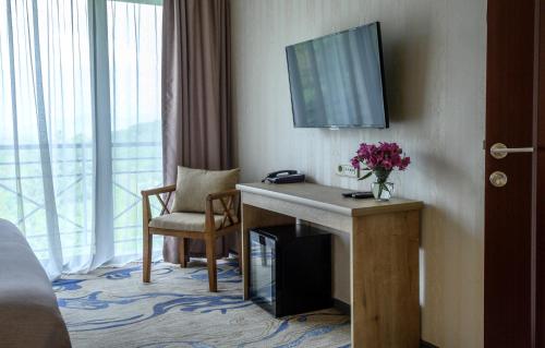  Aurora Resort Tsaghkadzor -  Room  picture :   Tea/Coffee maker    Shower    Bath                           