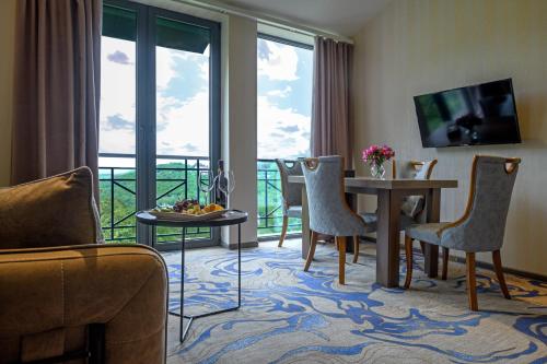  Aurora Resort Tsaghkadzor -  Room  picture :    Tea/Coffee maker    Shower    Bath                            