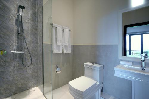  Aurora Resort Tsaghkadzor -  Room  picture :   Tea/Coffee maker    Shower    Bath                           