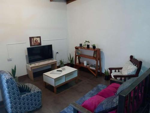 salon z kanapą i telewizorem w obiekcie La casa de MaCa w mieście Posadas