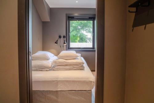 - une chambre avec 2 lits et une fenêtre dans l'établissement Near Brosundet, Newly Refurnished, Free Street Parking, à Ålesund